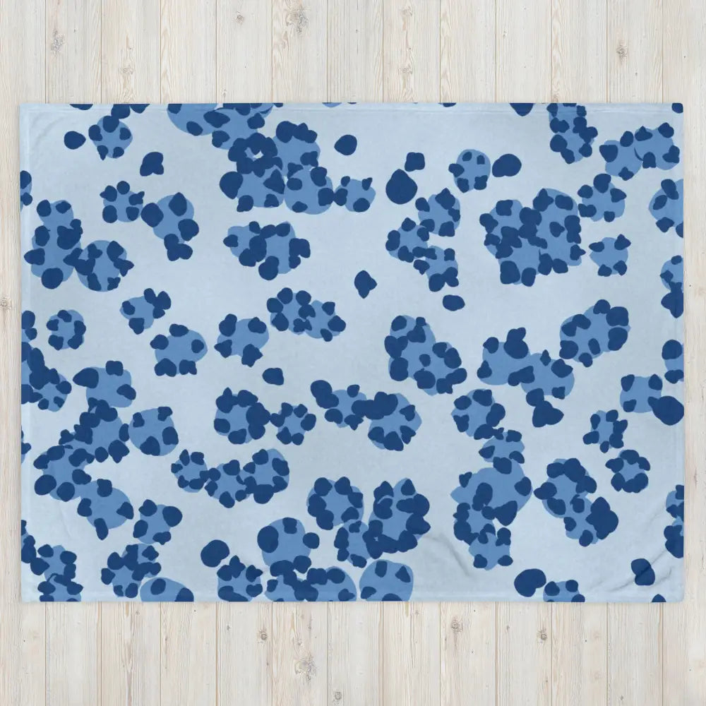 Couverture bleu clair douce avec motif ludique d empreintes abstraites bleu marine et bleu moyen