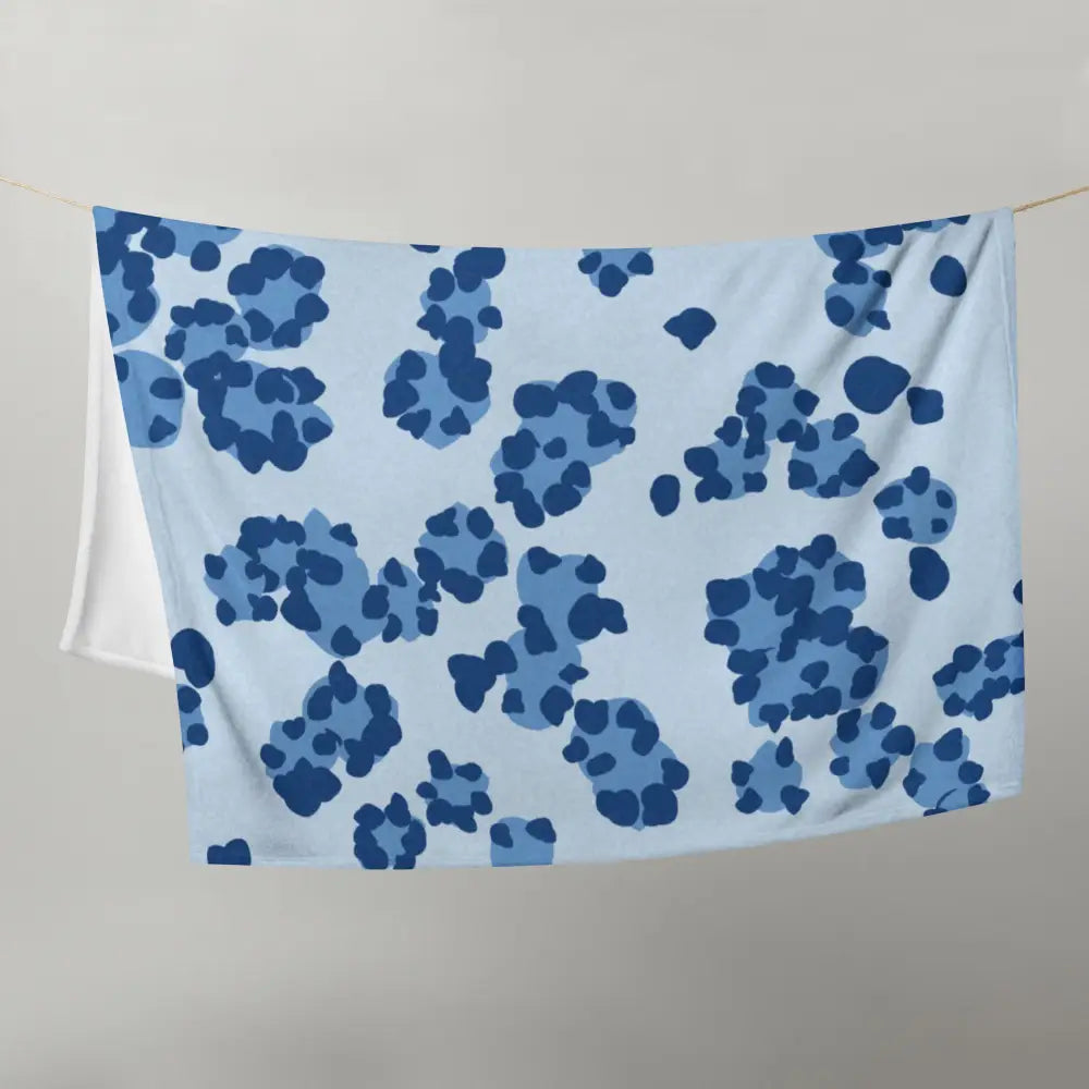 Couverture bleue motif léopard en tissu doux bleu clair avec des taches abstraites bleu marine et moyen bleu