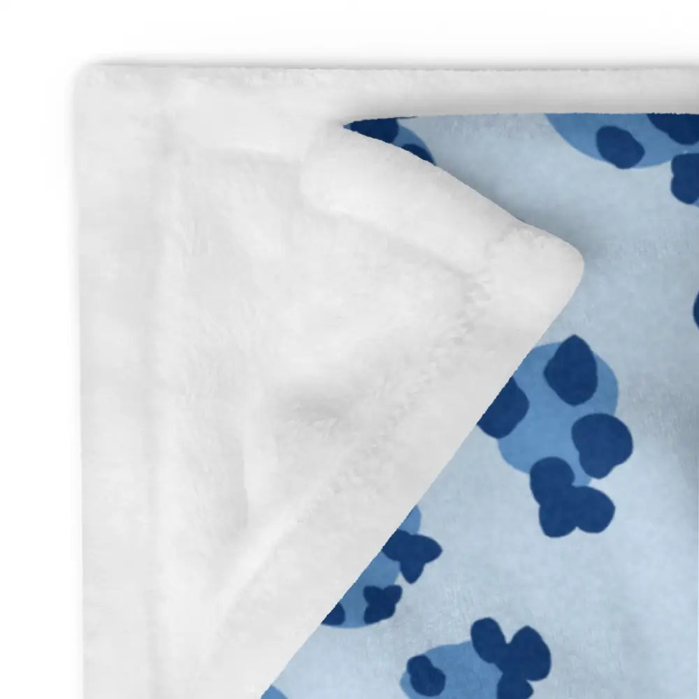 Couverture bleue léopard douce en polaire blanche avec motif ludique de pattes bleu foncé sur fond bleu clair