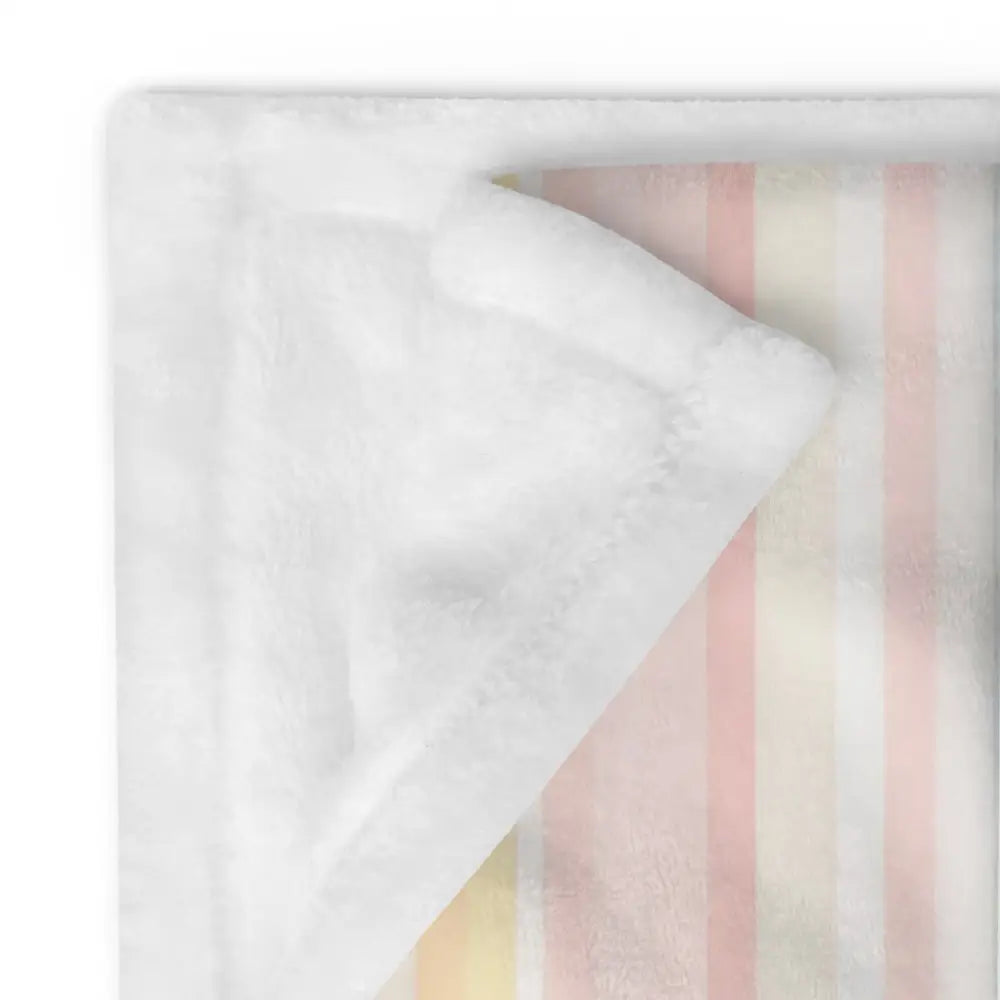 Multicolor striped throw blanket avec texture blanche pelucheuse et rayures pastel rose crème jaune pâle