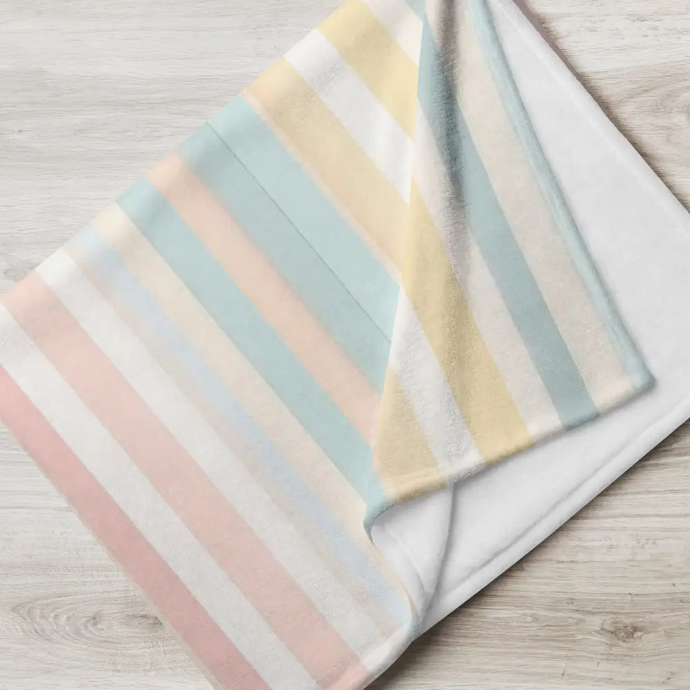 Plaid en polaire multicolore à rayures pastel avec bandes verticales rose, vert menthe et jaune pâle sur fond blanc