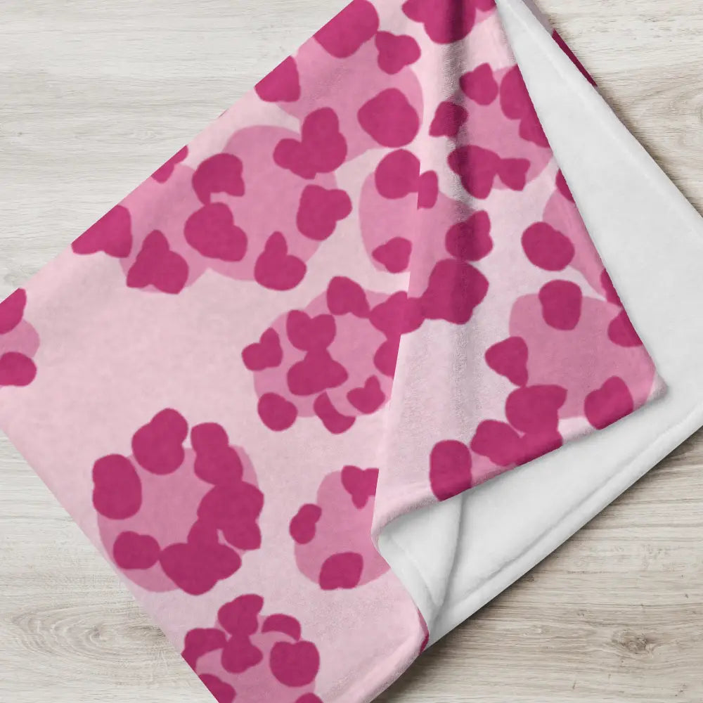 Couverture rose imprimé léopard avec motif de cœurs roses foncés et doublure intérieure blanche douce