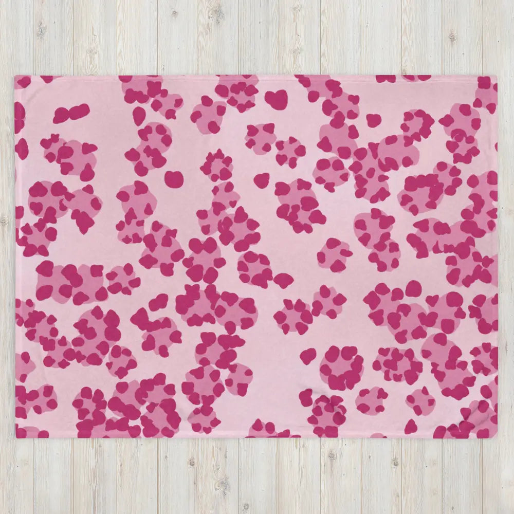Couverture rose avec motif ludique d’empreintes de pattes léopard rose foncé réparties dessus