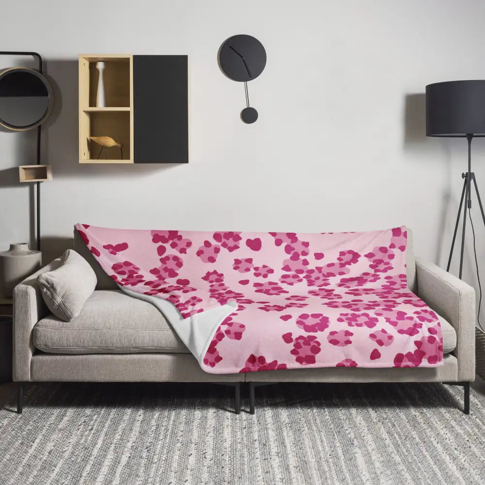 Couverture leopard rose en polaire douce avec un motif de pattes et coeurs roses foncés