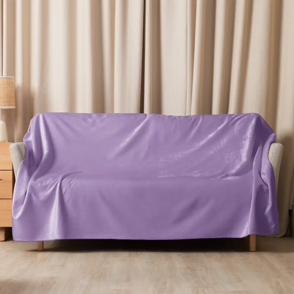 Un couvre-canapé lavande doux en tissu lisse légèrement réfléchissant pour un plaid sherpa violet